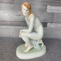 Zsolnay porcelán térdelő női akt figura