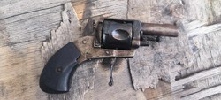 Régi revolver hatástalanítva
