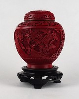 1U013 Régi piros cinóber keleti fedeles urna váza 13.2 cm