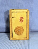 Kis kézzel készített fa dobozka