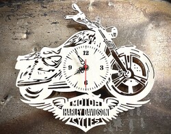 Harley Davidson motoros falióra