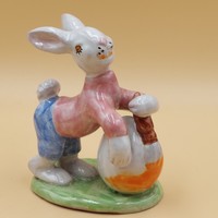 Izsépy kerámia  Húsvéti  tojást festő nyuszi,  nyúl figura