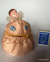 Régi, kisebb méretű kemény műanyag babával díszített selyem varró, piperés vagy ékszer doboz
