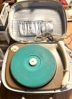 Régi Supraphon GK 020 típusú hordozható lemezjátszó, retro műszaki régiség