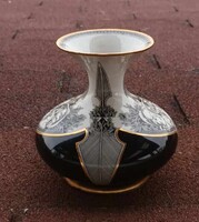 Hollóházi Jurcsák László tervezte porcelán váza