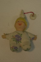 Sapkás kis méretű játék baba A067