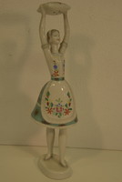 Hollóházi porcelán párnát tartó nő A074