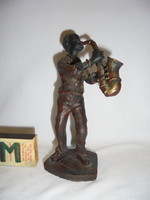 Afrikai zenész szaxofonos fiú figura