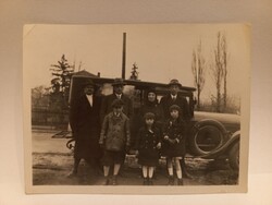 Régi fotó család Oldtimer előtt kb. 40es évek közepe-vége