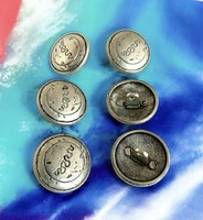 6 db régi fémgomb , átm.: 2 cm, régi vintage divatos fémgombok kabátra pulcsira - alte Metallknöpfe