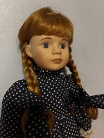 Jelzett porcelán baba