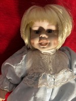 Jelzett porcelán baba