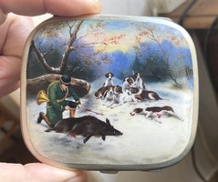 VADÁSZAT VADDISZNÓRA, VADÁSZ KUTYÁKKAL ANTIK FESTETT JELZETT EZÜST ZOMÁNC CIGARETTA TÁRCA