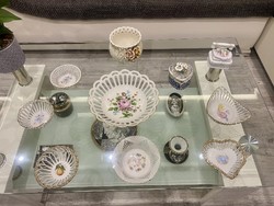 Áttört porcelán tárgyak (asztalközép, kaspó, tálkák, ékszertartó) egyben 10 db.