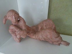 Tóth Vali (1943-2022) nagyméretű fekvő kerámia szobra.