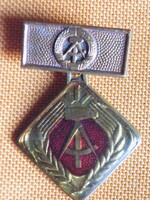 A szocialista élethez szocialista módon kell dolgozni német jelvény - DDR -