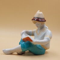 Hollóházi  Olvasó fiú figura