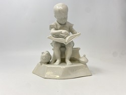 Zsolnay fehér mázas Sinkó András porcelán figura- Cicának olvasó kisfiú (19cm) RZ