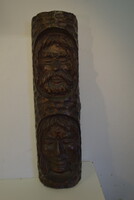 Faragott fejeket ábrázoló szobor A167