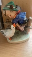 Libától megijedő fiú Hummel figura