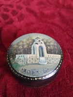 Harkiv városának ikonikus szőkőkútját ábrázoló  orosz/ukrán/ ?  kézzel festett lakkdoboz