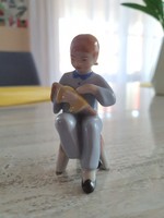 Drasche ülő kislány babával
