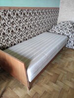 Klasszikus ágyneműtartós rugós heverő újra kárpitozott kifogástalan állapotban 2 db