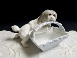 Nagyon aranyos kosarat cipelő porcelán kutya