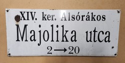 Majolika utca, zománctábla
