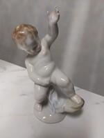 Herendi pisilő kisfiú figura