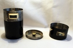 Fekete henger alakú fém pléh bádog doboz