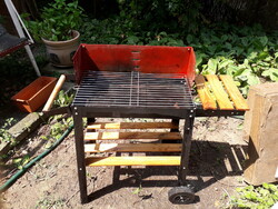 Faszenes tárolós kerekes grillsütő 1x használt