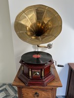 Antik angol tölcséres gramofon, klasszikus His masters’s voice + orosz lemez