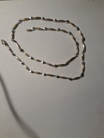 Gyönyörű, sárga-fehér arany nyaklánc.