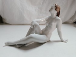 Hollóházi festett porcelán ülő női akt figura