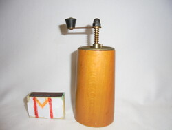 Régi, jelzett borsdaráló, borsőrlő - fém, fa