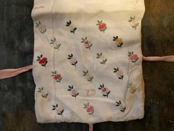 Baba ágy hímzett monogramos textil  tartozéka lehetett rács védő párna