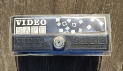 Video safe, elzett kulcsokkal, eredeti csomagolásban, biztonsági zár képmagnókhoz