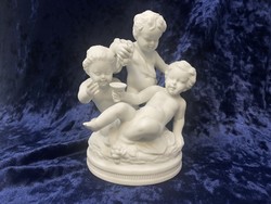 Unterweissbach német biszkvit porcelán szobor csoport- Borral és szőlővel játszó puttók RZ
