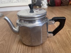 Retró szögletes fém kanna bakelit fül és fogóval.