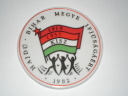 KISZ HAJDÚ-BIHAR MEGYEI . PORCELÁN PLAKETT , SZÉP ÁLLAPOT .