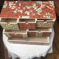 Fenyő mini IKEA fiókos szekrény, házilag díszítve