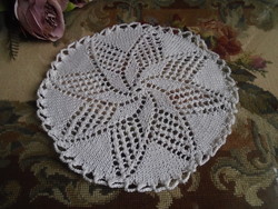 20 cm. átm. kötött terítő, alátét... stb.