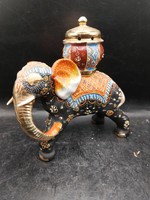 Elefánt porcelán szobor, japán, pagodával, 18 cm magasságú. 3253b
