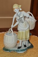 Vízhordó nő, Arpo román porcelán figura