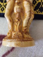 Indiai istenségeket ábrázoló váza, / gyertya tartó/