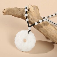 FEHÉR SZÍNŰ OBSZIDIÁN SZERENCSE AMULETT FÁNK ALAKÚ, GYÖNGYÖS LÁNCON.  MEDÁL : 4.5 X 4.5 LÁNC HOSSZA