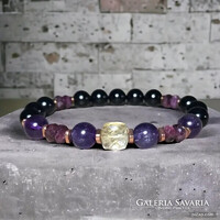 Gránát, fekete turmalin, ametiszt ásványokból készült karkötő.