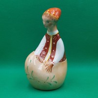 Bodrogkeresztúri kerámia ülő lány figura
