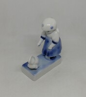 Zsolnay porcelán tyúkot etető Annuska!
